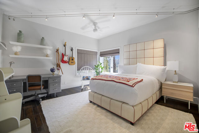 4001 Clarinda Drive, Tarzana CA: https://media.crmls.org/mediaz/b8a719aa-cfe3-4ac7-9aed-73762c7aa8f6.jpg
