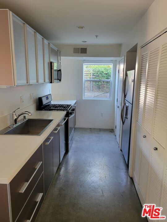 5806 Waring Avenue, Los Angeles CA: https://media.crmls.org/mediaz/b8a80b1e-898c-48a3-b966-aa6dfce2677f.jpg