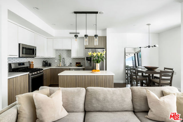 5154 W Redondo Court, Los Angeles CA: https://media.crmls.org/mediaz/b8a83c13-10ac-4334-afa5-3ae06caddd0e.jpg