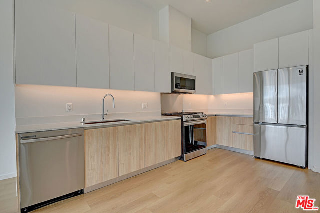 200 W Ocean Boulevard, Long Beach CA: https://media.crmls.org/mediaz/b8a89716-5106-48df-b82d-70fd7149657c.jpg