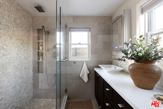 2432 Cloy Avenue, Venice CA: https://media.crmls.org/mediaz/b8a8cb7f-f351-4f09-be77-285ecaa28a0e.jpg