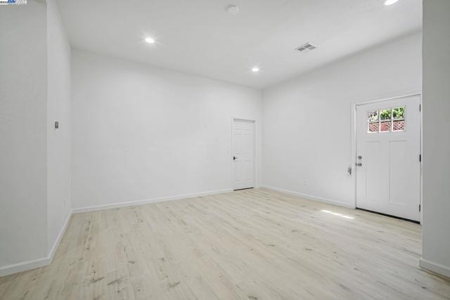 3920 Gravenstein Hwy, Sebastopol CA: https://media.crmls.org/mediaz/b8a9bd5b-6e28-4c3a-8c82-01e39a795262.jpg