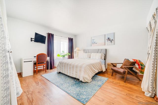 6433 La Paloma Street, Carlsbad CA: https://media.crmls.org/mediaz/b8a9d97f-3c4a-480f-ab9b-f0210919b252.jpg