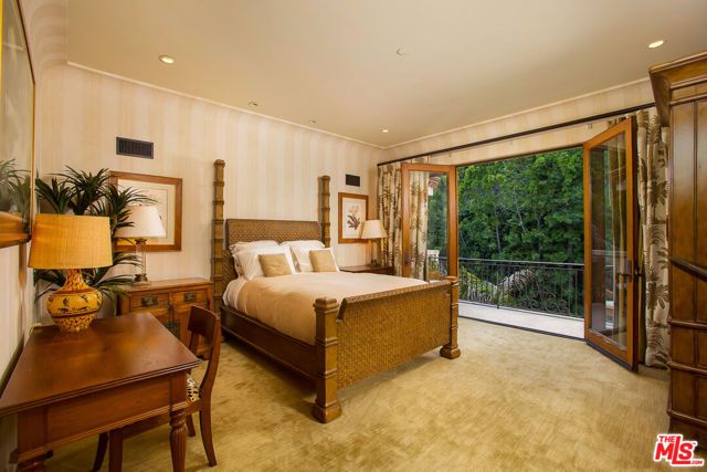 10066 Cielo Drive, Beverly Hills CA: https://media.crmls.org/mediaz/b8a9ee0a-5267-4444-9774-25b429fc61fc.jpg