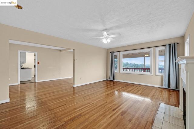 6933 Simson Street, Oakland CA: https://media.crmls.org/mediaz/b8ab3c33-2c8d-402a-9c9e-c3c5f793d77f.jpg