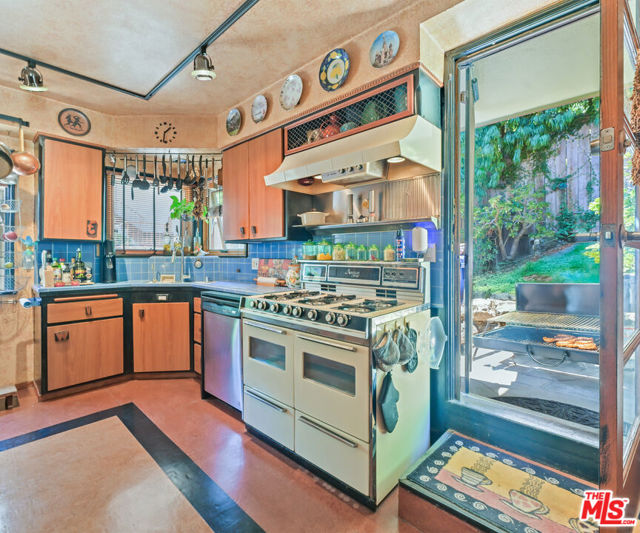 2228 Vista Del Mar Place, Los Angeles CA: https://media.crmls.org/mediaz/b8ac09d1-a05b-4b77-9a13-ca4cb32019a3.jpg