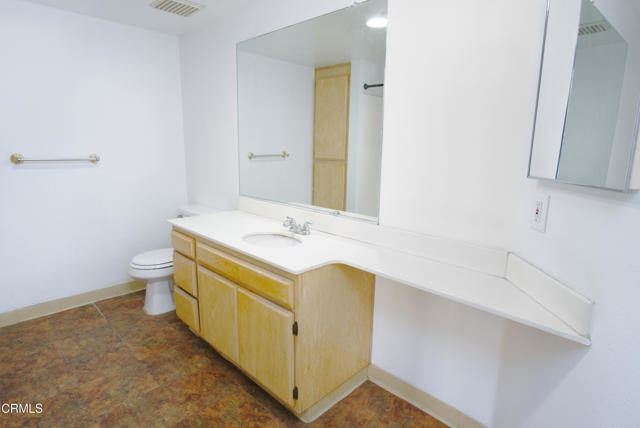 865 S B Street, Oxnard CA: https://media.crmls.org/mediaz/b8ac175e-754b-4981-b78c-e77ebe905f0a.jpg