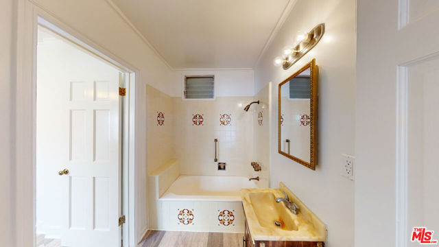 525 N Rexford Drive, Beverly Hills CA: https://media.crmls.org/mediaz/b8acd1c2-be5b-46dc-aa08-89eb80e582aa.jpg