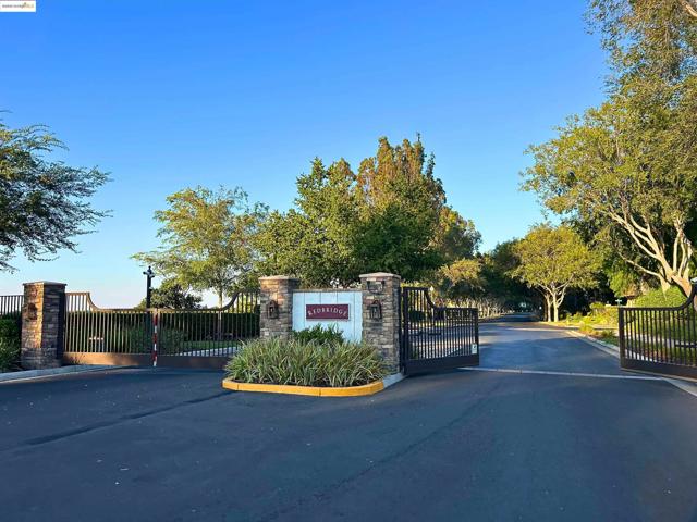 1327 Remington Ct, Tracy CA: https://media.crmls.org/mediaz/b8ad7b01-4639-4c90-a8b4-15517b6133ac.jpg
