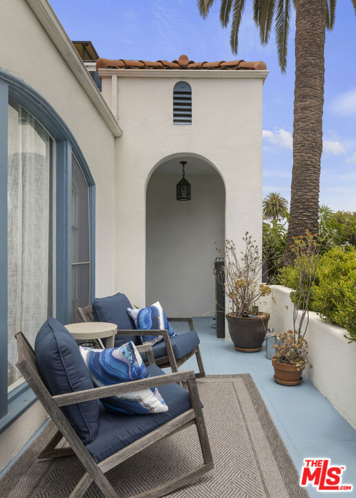 1569 S Orange Grove Avenue, Los Angeles CA: https://media.crmls.org/mediaz/b8ae89e6-44d8-402e-aaba-48fa37d49592.jpg