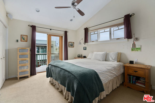 2439 Glyndon Avenue, Venice CA: https://media.crmls.org/mediaz/b8ae8bf7-8a87-426d-a751-b2bb3bd14ceb.jpg