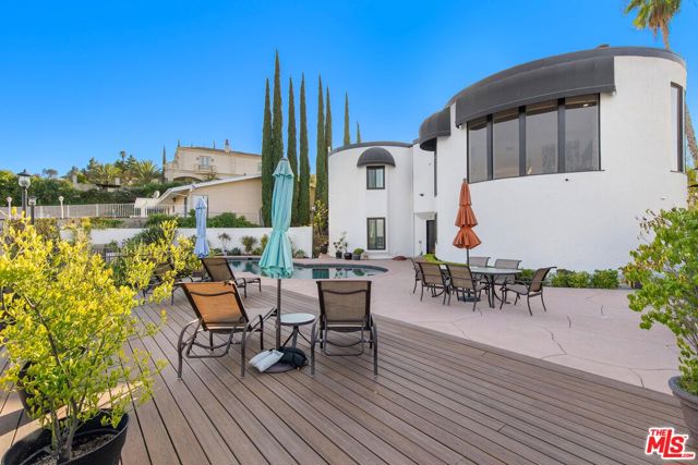 16894 Encino Hills Drive, Encino CA: https://media.crmls.org/mediaz/b8aea2f1-a5ba-469b-b78f-73a8f472cf88.jpg