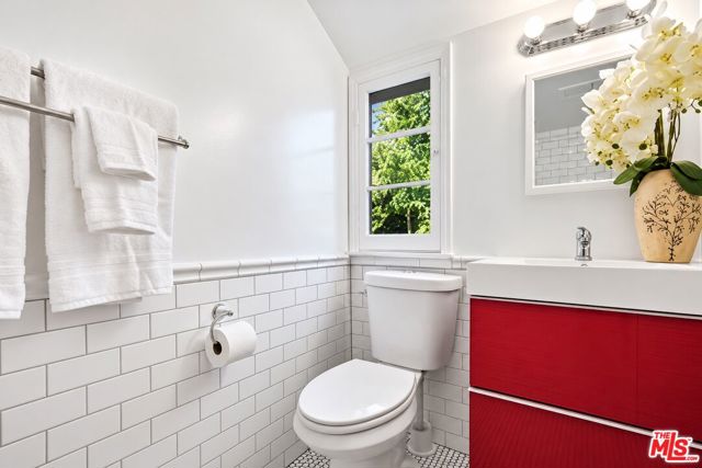 23057 Sylvan Street photo 19