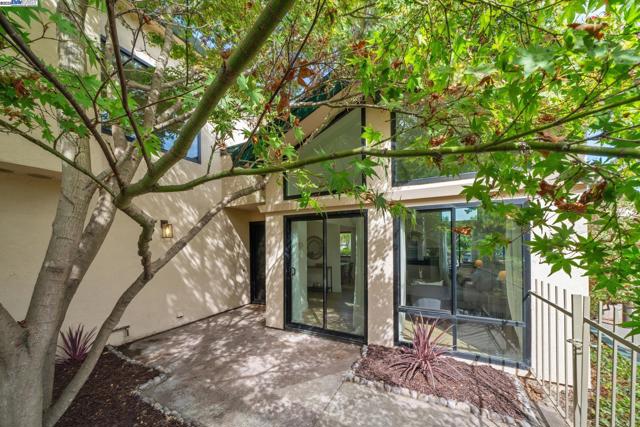 101 Carob Ln, Alameda CA: https://media.crmls.org/mediaz/b8b04559-ad8f-4f74-9188-20c44e36b4fb.jpg