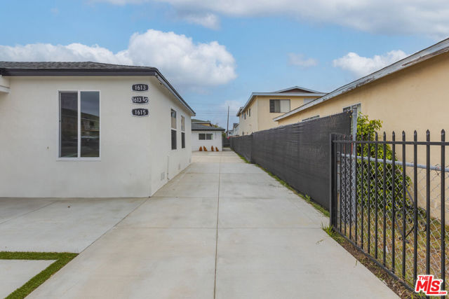 1613 1613 1/2 W 209th Street, Torrance CA: https://media.crmls.org/mediaz/b8b049b8-7b50-441c-a240-eca8746b7893.jpg
