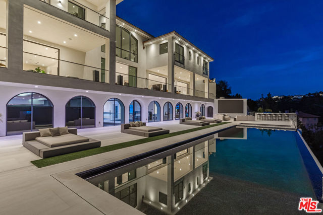 10697 Somma Way, Los Angeles CA: https://media.crmls.org/mediaz/b8b16ee7-a680-445f-874b-6074b8045cd7.jpg