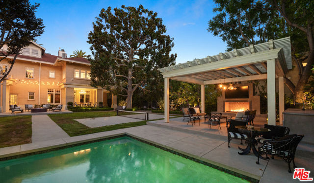 601 S Windsor Boulevard, Los Angeles CA: https://media.crmls.org/mediaz/b8b211b1-dc07-41e8-aae4-9975a2a7f63b.jpg