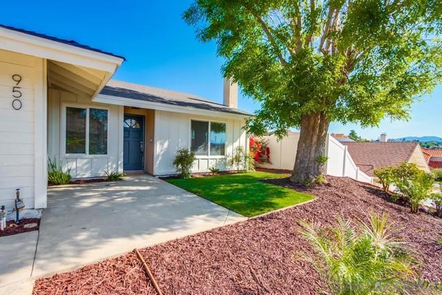 950 Funquest Dr, Fallbrook CA: https://media.crmls.org/mediaz/b8b23a76-c0c3-4f20-86f6-98bf85b6dfa9.jpg
