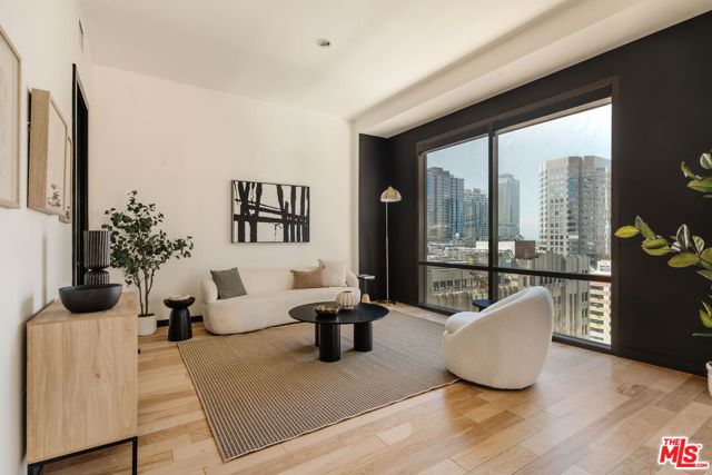 655 S Hope Street, Los Angeles CA: https://media.crmls.org/mediaz/b8b28e32-cd14-4c89-b64c-eba31b3efe23.jpg