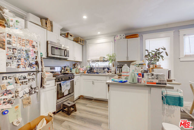 2656 Kenwood Avenue, Los Angeles CA: https://media.crmls.org/mediaz/b8b40266-213f-443a-bcbd-463e741b4efc.jpg