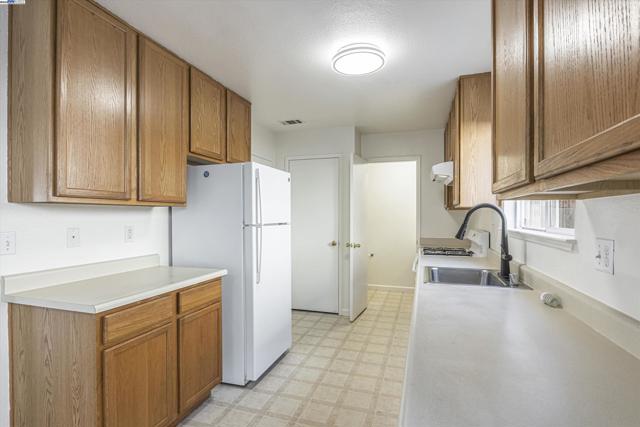 Image 7 of 34 For 20363 Royal Ave