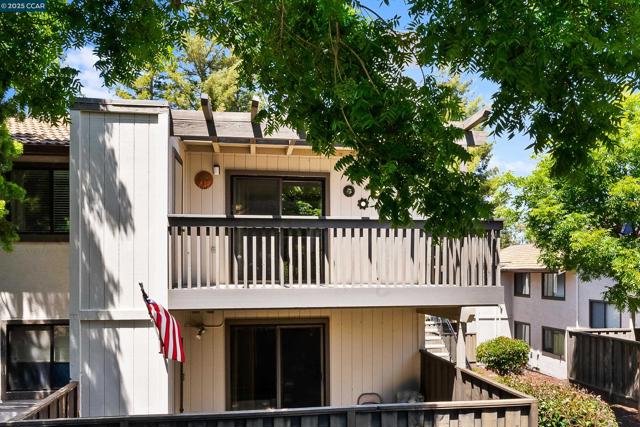 1383 Hull Ln, Martinez CA: https://media.crmls.org/mediaz/b8b4ef2b-92d9-47e3-a360-e49b8c266488.jpg