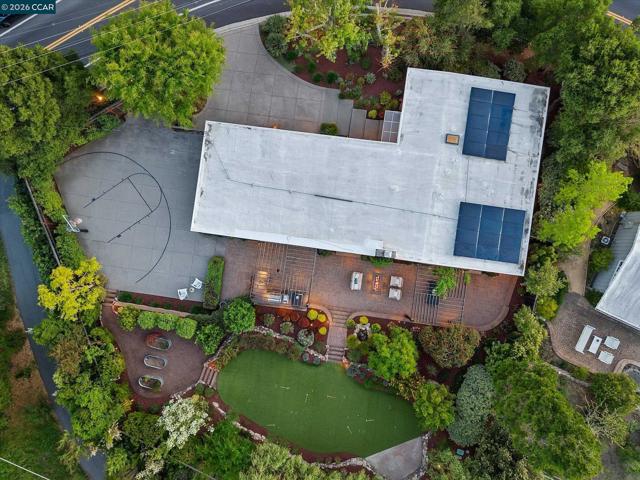 31 Ivy Dr, Orinda CA: https://media.crmls.org/mediaz/b8b64b53-a33a-4ee7-9e54-cc1acae77f8d.jpg