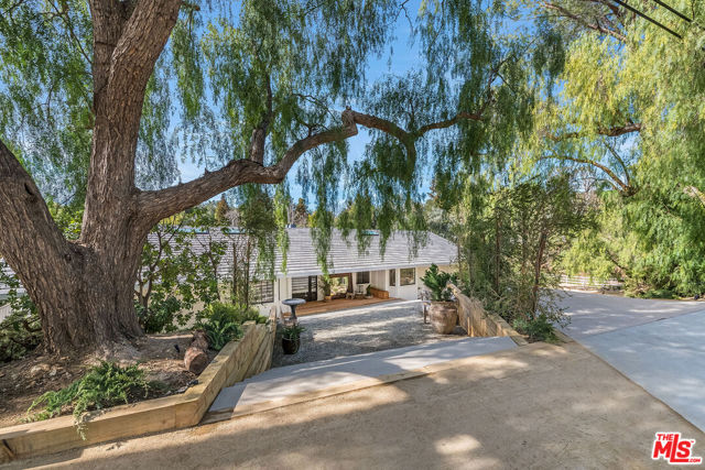 25010 Jim Bridger Road, Hidden Hills CA: https://media.crmls.org/mediaz/b8b6cbeb-213b-4946-8f2b-99427de5a872.jpg