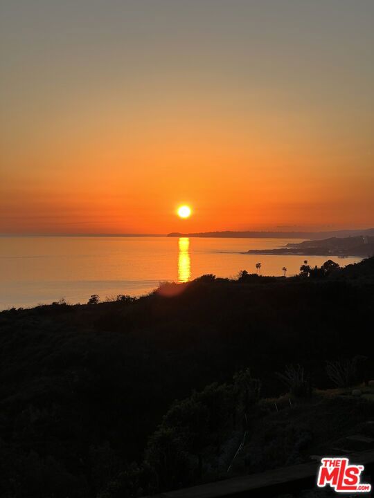 20706 Rockpoint Way, Malibu CA: https://media.crmls.org/mediaz/b8b6d273-cf68-4408-946d-0ffcc1d5a642.jpg