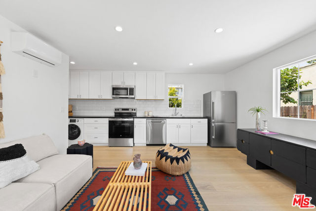 607 S Orange Drive, Los Angeles CA: https://media.crmls.org/mediaz/b8b80ffa-0e99-43d5-9df8-b4964bc469f1.jpg