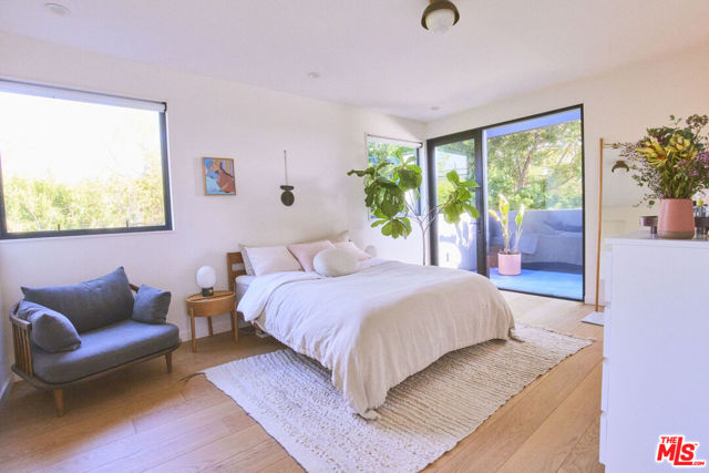906 Superba Avenue, Venice CA: https://media.crmls.org/mediaz/b8b98923-f6d3-4ea0-bff1-e14c40f020d1.jpg