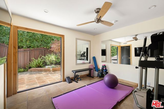 16820 Oak View Drive, Encino CA: https://media.crmls.org/mediaz/b8b989df-ffbf-4588-8ad2-bbec679ee572.jpg