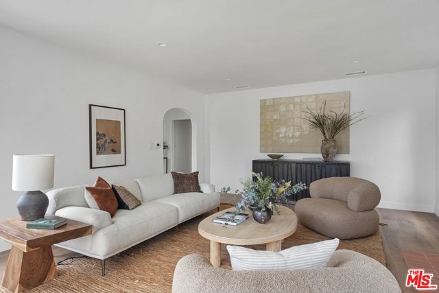 5215 Parkglen Avenue, Los Angeles CA: https://media.crmls.org/mediaz/b8b9a5b5-5fc7-4e83-a7f8-65ce61f690cd.jpg