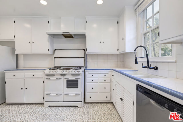 Drew Fenton | 271 Beloit Avenue Los Angeles CA | MLS: 7455926