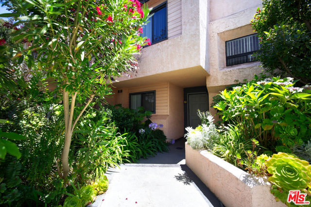 11911 Magnolia Boulevard, Valley Village CA: https://media.crmls.org/mediaz/b8bac976-bb50-4013-b86a-70f84f919802.jpg