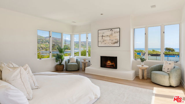 23349 Malibu Colony Road, Malibu CA: https://media.crmls.org/mediaz/b8bb8dc0-318a-4563-aab3-83e37026ecdf.jpg