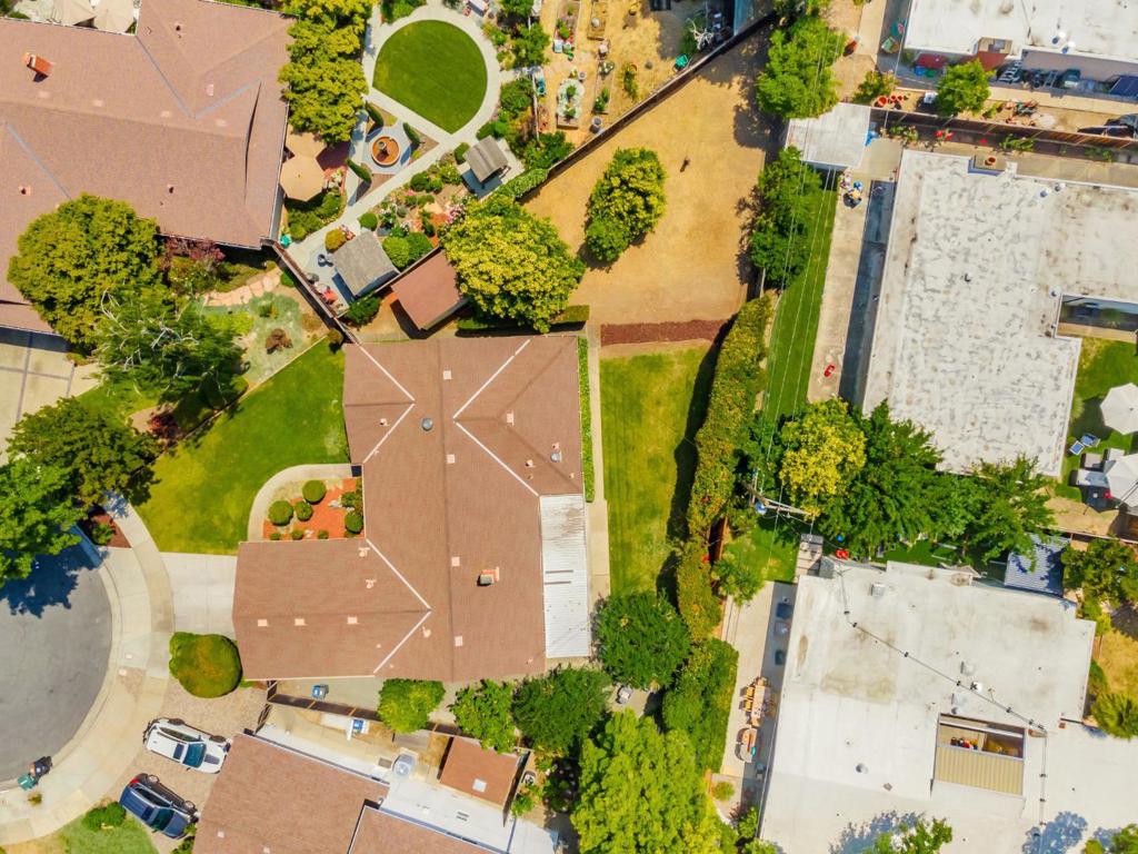 https://media.crmls.org/mediaz/b8bbe1c5-47fc-45e3-91cb-6f96b12b1f7d.jpg?preset=X-Large