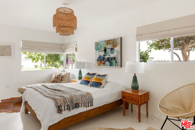 5544 W 63rd Street, Los Angeles CA: https://media.crmls.org/mediaz/b8bc118c-e9fb-43a6-a700-959eeba430e9.jpg