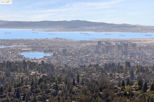25 Diablo Dr, Oakland CA: https://media.crmls.org/mediaz/b8bcd376-0170-4c34-b314-2b115d6f256e.jpg