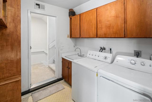 1586 Kimberly Woods Dr, El Cajon CA: https://media.crmls.org/mediaz/b8bd5549-2afd-464d-aca2-2de99cf009d9.jpg