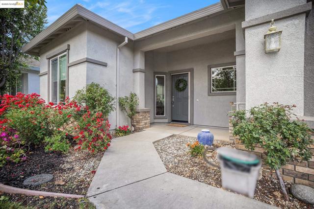 1012 Centennial Drive, Brentwood CA: https://media.crmls.org/mediaz/b8bd9910-1626-4427-a5fa-8a7d17de0817.jpg