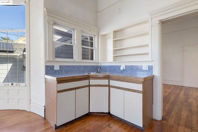 102 Hamilton Pl, Oakland CA: https://media.crmls.org/mediaz/b8be3504-5ac0-4adf-8c3b-4795ef2ac217.jpg