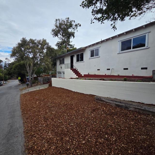 1113 Buena Vista Avenue, Pacific Grove CA: https://media.crmls.org/mediaz/b8befe8b-770b-41da-aa05-94609a18dffd.jpg