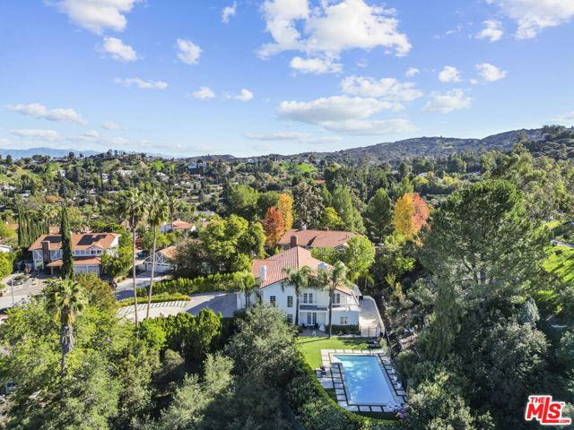 22241 Alizondo Drive, Woodland Hills CA: https://media.crmls.org/mediaz/b8bf2bc1-8337-46a1-84e2-c676090d7b3a.jpg