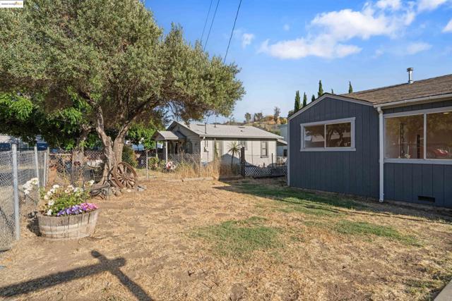 4040 Ellis Rd, Martinez CA: https://media.crmls.org/mediaz/b8bfdae8-a9cf-4df9-b84f-fbb99262351b.jpg