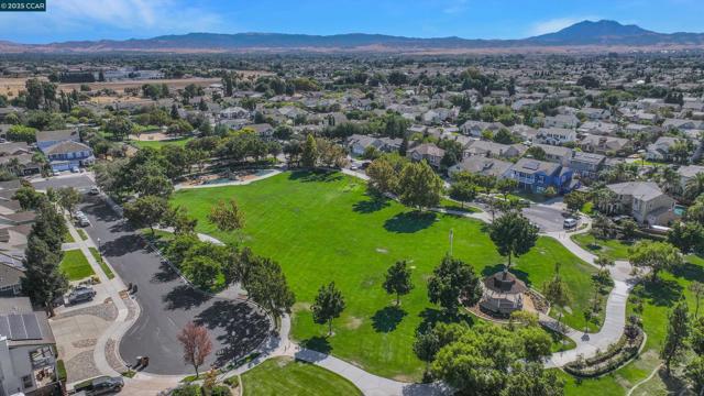 2856 Gardenside Ct, Brentwood CA: https://media.crmls.org/mediaz/b8c02008-0fe0-4fa1-8af9-9dbcd0795c5b.jpg