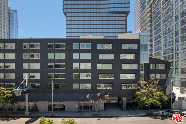 901 S Flower Street, Los Angeles CA: https://media.crmls.org/mediaz/b8c07c43-90ad-4f52-a3e9-b0e36b785ff6.jpg