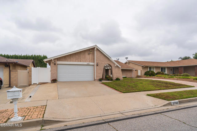 2705 N Broadmoor Avenue, Simi Valley CA: https://media.crmls.org/mediaz/b8c1dd7b-341e-4038-8c55-fe5c9c5599e6.jpg