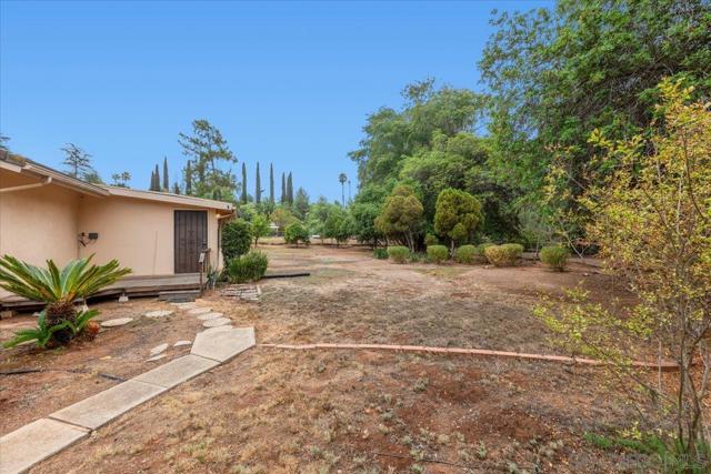 13128 Via Del Toro, Poway CA: https://media.crmls.org/mediaz/b8c2cfcc-a948-420c-a9ba-85e2413525a2.jpg