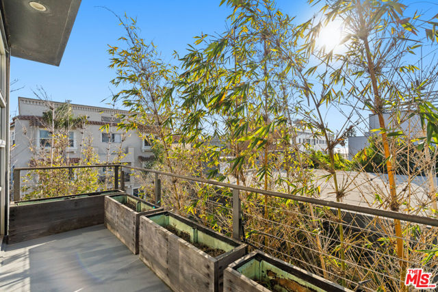 25 Brooks Avenue, Venice CA: https://media.crmls.org/mediaz/b8c46f9a-b3ab-422e-8c41-8d975813e660.jpg
